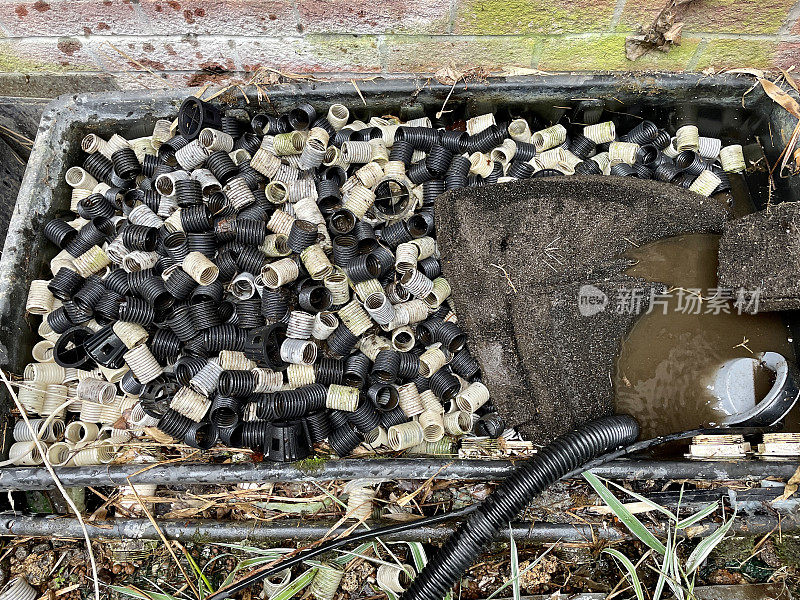 塑胶花园池塘滤池/锦鲤滤池，污水及絮凝剂管道滤料被移除以净化，高架景观